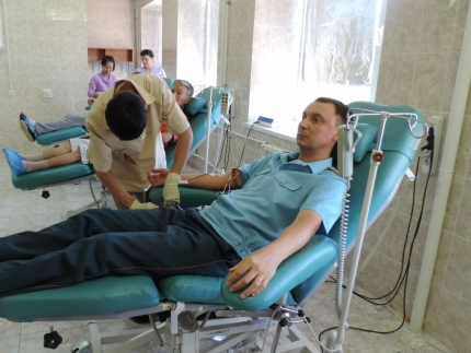 Спасатели сдают донорскую кровь для нуждающихся