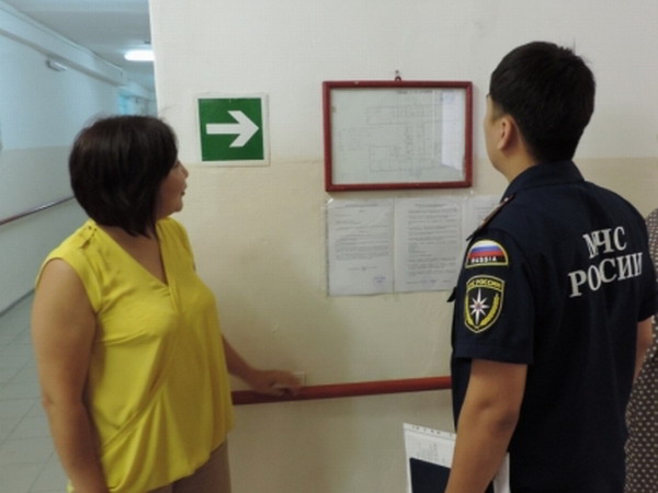 МЧС Калмыкии проверяет средние школы республики